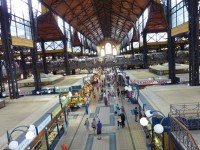 Blick durch die riesige Markthalle